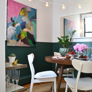 Inspiration för en eklektisk matplats, med gröna väggar och mellanmörkt trägolv