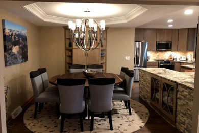 Идея дизайна: кухня-столовая среднего размера в стиле фьюжн с бежевыми стенами, полом из ламината и коричневым полом без камина