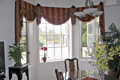 Foto di una sala da pranzo aperta verso la cucina classica di medie dimensioni con parquet chiaro