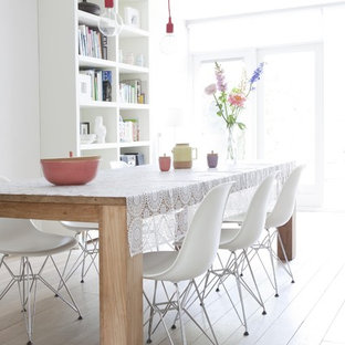 Ejemplo de comedor minimalista con paredes blancas y suelo de madera clara