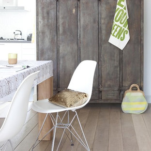 Shabby-Style Esszimmer mit weißer Wandfarbe und braunem Holzboden in Amsterdam
