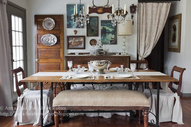 Diseño de comedor de estilo de casa de campo con paredes grises y suelo de madera en tonos medios