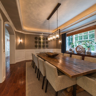 Idee per una sala da pranzo chic con pareti marroni e parquet scuro