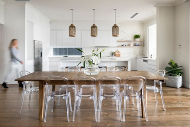 Moderne Wohnküche mit weißer Wandfarbe, braunem Holzboden und braunem Boden in Perth