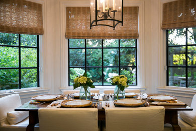 Immagine di una sala da pranzo country di medie dimensioni e chiusa con pareti bianche
