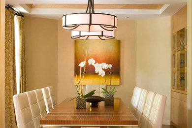 Idées déco pour une salle à manger classique fermée avec un mur beige et un sol en bois brun.