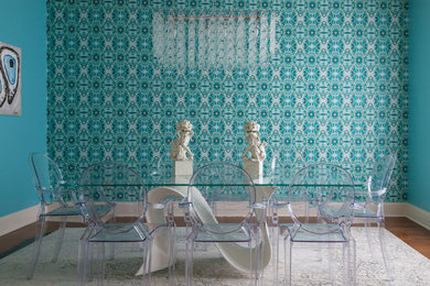 Ejemplo de comedor contemporáneo con suelo de madera en tonos medios y paredes azules