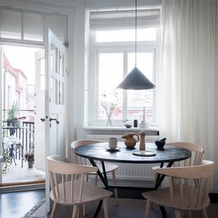 Idéer för ett minimalistiskt kök med matplats, med vita väggar, mörkt trägolv och svart golv