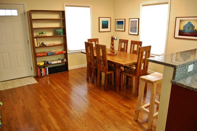 Ispirazione per una sala da pranzo aperta verso la cucina minimalista di medie dimensioni con pavimento in legno massello medio e nessun camino