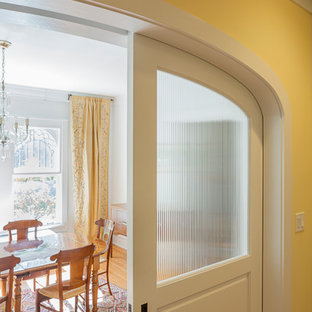Foto di una sala da pranzo mediterranea chiusa con pareti beige e parquet chiaro