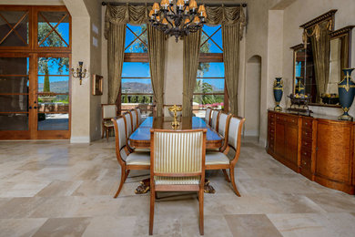 Example of a dining room design in San Diego