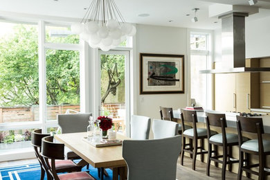 Esempio di una sala da pranzo classica con pareti bianche, pavimento in legno massello medio e pavimento marrone