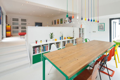 Esempio di una piccola sala da pranzo aperta verso il soggiorno eclettica con pareti bianche e pavimento bianco