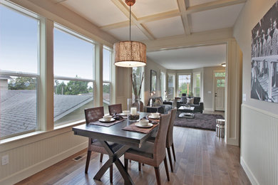 Immagine di una sala da pranzo aperta verso il soggiorno stile americano di medie dimensioni con pareti beige e pavimento in legno massello medio