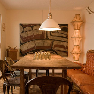 Foto de comedor bohemio, cerrado, con paredes beige y suelo de madera oscura