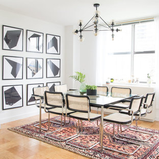 Ispirazione per una sala da pranzo scandinava con pareti bianche, pavimento in compensato e pavimento marrone