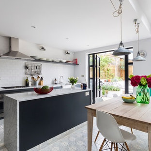 Esempio di una sala da pranzo aperta verso la cucina chic di medie dimensioni con pareti grigie e pavimento con piastrelle in ceramica