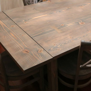 Inspiration för en mellanstor lantlig separat matplats, med beige väggar, mörkt trägolv och rött golv