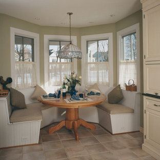 Idées déco pour une salle à manger classique de taille moyenne avec une banquette d'angle, un mur beige, un sol en carrelage de céramique, aucune cheminée et un sol gris.