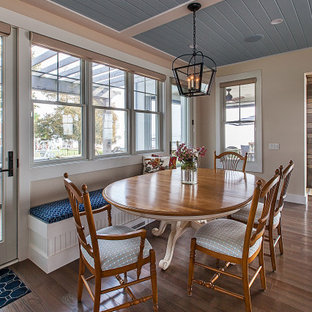 Foto di una piccola sala da pranzo aperta verso la cucina stile marinaro con nessun camino, pareti beige, parquet scuro, pavimento marrone e soffitto in perlinato