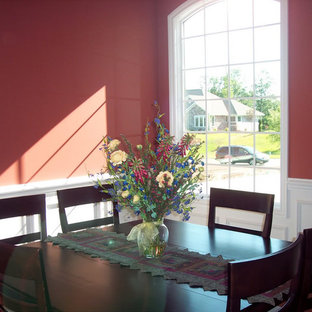 Inredning av en klassisk mellanstor separat matplats, med rosa väggar