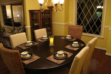 Exemple d'une salle à manger moderne de taille moyenne avec un mur jaune, parquet foncé et un sol marron.