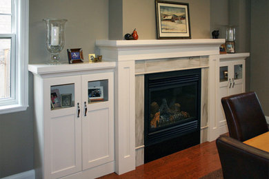 トロントにある高級な広いトランジショナルスタイルのおしゃれなダイニングキッチン (白い壁、無垢フローリング、標準型暖炉、タイルの暖炉まわり) の写真