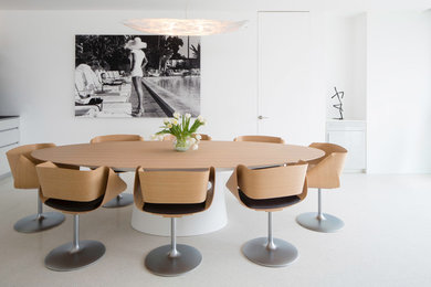 Ispirazione per una sala da pranzo aperta verso la cucina minimalista di medie dimensioni con pareti bianche e nessun camino