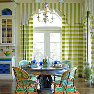 Ispirazione per una sala da pranzo aperta verso la cucina mediterranea di medie dimensioni con pareti multicolore e parquet scuro