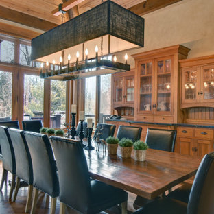 Esempio di una grande sala da pranzo aperta verso il soggiorno rustica con pareti beige, pavimento in legno massello medio, pavimento marrone, soffitto a volta e soffitto in legno