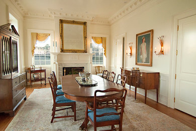 Пример оригинального дизайна: столовая в классическом стиле с белыми стенами и светлым паркетным полом