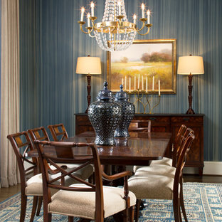 Exemple d'une salle à manger chic avec un mur bleu.