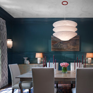 Ispirazione per una grande sala da pranzo classica chiusa con moquette, nessun camino e pareti blu