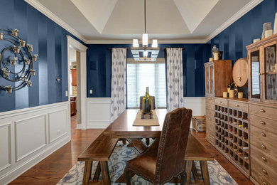 Ispirazione per una grande sala da pranzo tradizionale chiusa con pareti blu, pavimento in legno massello medio, nessun camino e pavimento marrone