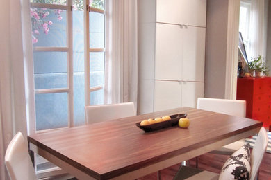 Пример оригинального дизайна: маленькая кухня-столовая в современном стиле с серыми стенами и темным паркетным полом для на участке и в саду