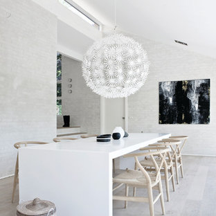 Esempio di una grande sala da pranzo nordica chiusa con pareti bianche e pavimento in legno verniciato