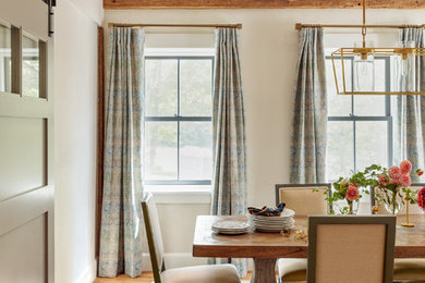 Großes Landhaus Esszimmer mit beiger Wandfarbe und braunem Holzboden in New York