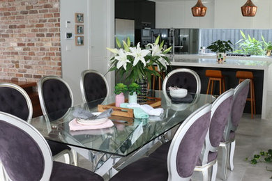На фото: гостиная-столовая среднего размера в стиле модернизм с белыми стенами и бетонным полом с