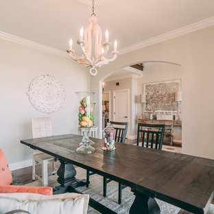 Geschlossenes, Mittelgroßes Shabby-Chic Esszimmer mit grauer Wandfarbe und dunklem Holzboden in Nashville