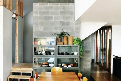 Foto de comedor de cocina actual de tamaño medio sin chimenea con paredes blancas, suelo de madera clara y suelo beige