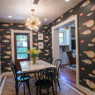 Idee per una grande sala da pranzo aperta verso il soggiorno boho chic con pareti multicolore, pavimento in legno massello medio e nessun camino