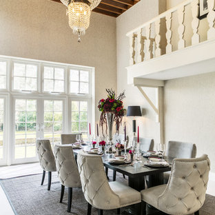 Idée de décoration pour une salle à manger tradition de taille moyenne avec un mur beige, moquette et un sol beige.