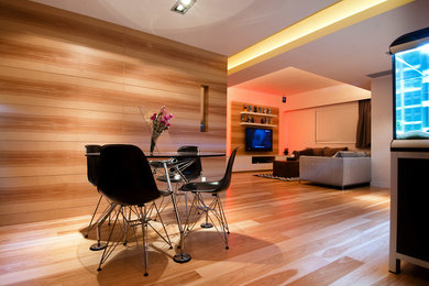 Kleines Modernes Esszimmer mit braunem Holzboden in Hongkong