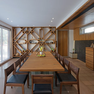 Inspiration pour une salle à manger asiatique avec un mur blanc et un sol beige.
