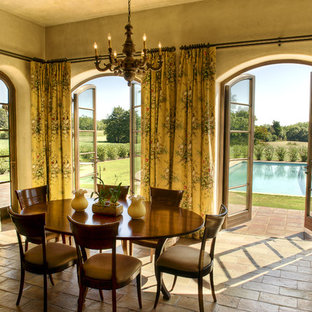 Idee per una sala da pranzo mediterranea con pareti gialle