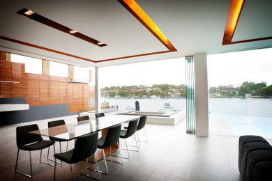 Modernes Esszimmer mit weißer Wandfarbe und Keramikboden in Sydney