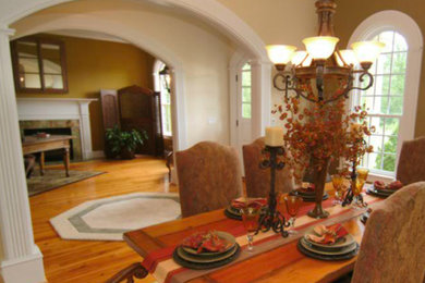 Diseño de comedor de tamaño medio con paredes beige y suelo de madera en tonos medios