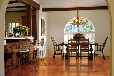 Imagen de comedor tradicional de tamaño medio abierto con paredes blancas y suelo de madera en tonos medios