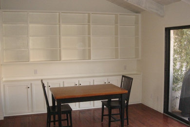 Idee per una sala da pranzo chic con pareti bianche e pavimento in legno massello medio