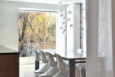 Imagen de comedor moderno con paredes blancas y cortinas